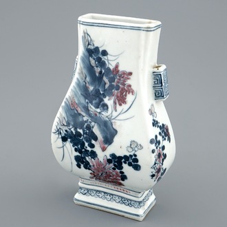 Un vase d'applique de forme fanghu en porcelaine de Chine bleu, blanc et rouge, 19ème